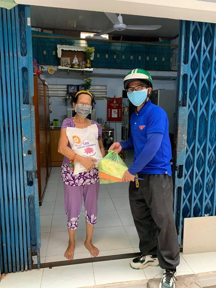 Rmah Chưng tham gia phát quà cho người dân khó khăn trong mùa dịch - Ảnh: NVCC Rmah Chưng tham gia phát quà cho người dân khó khăn trong mùa dịch - Ảnh: NVCC