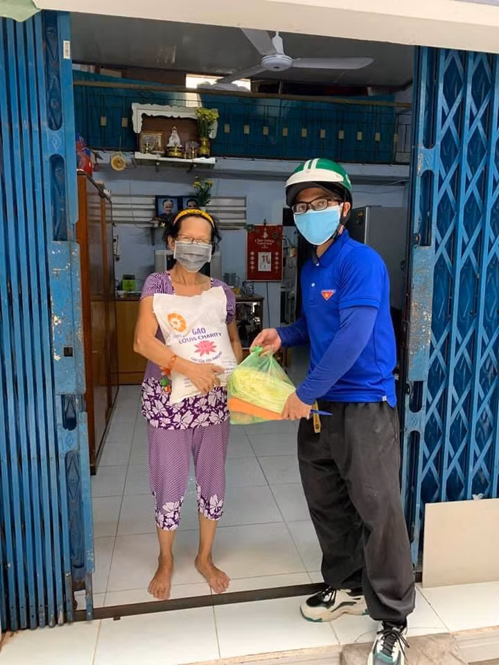 Rmah Chưng tham gia phát quà cho người dân khó khăn trong mùa dịch - Ảnh: NVCC