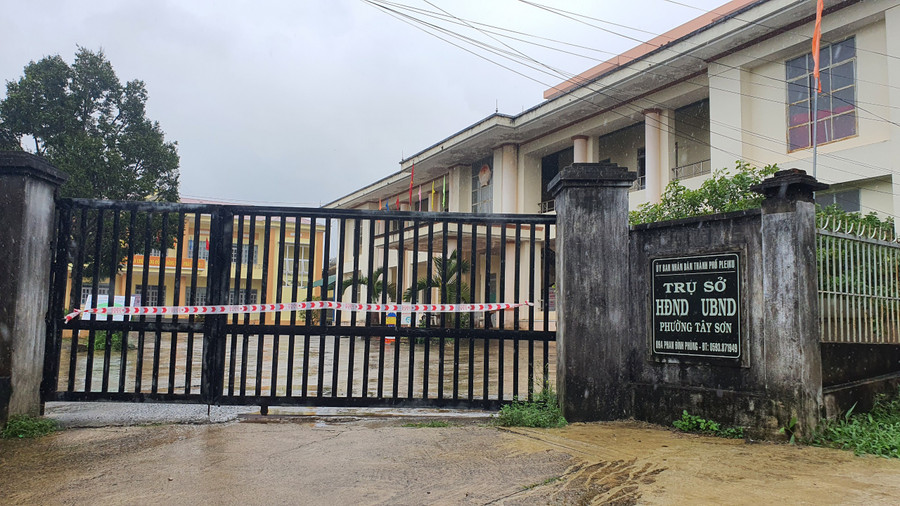 Phong tỏa trụ sở HĐND-UBND phường Tây Sơn để phòng-chống dịch. Ảnh Như Nguyện
