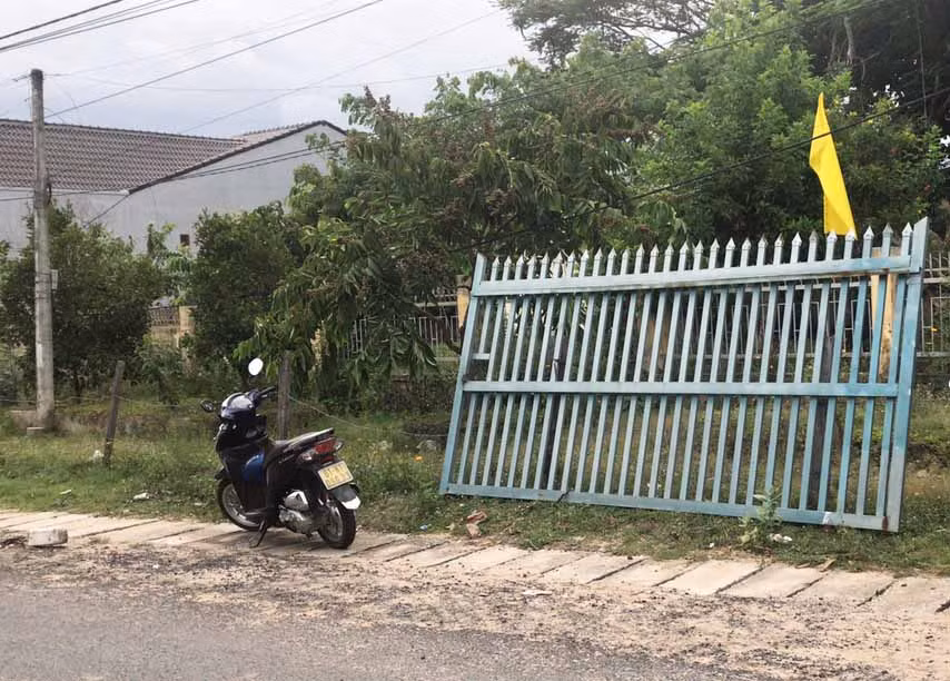 Chiếc cổng sắt đã đè lên khiến cháu K. tử vong Ảnh Quang Ngọc