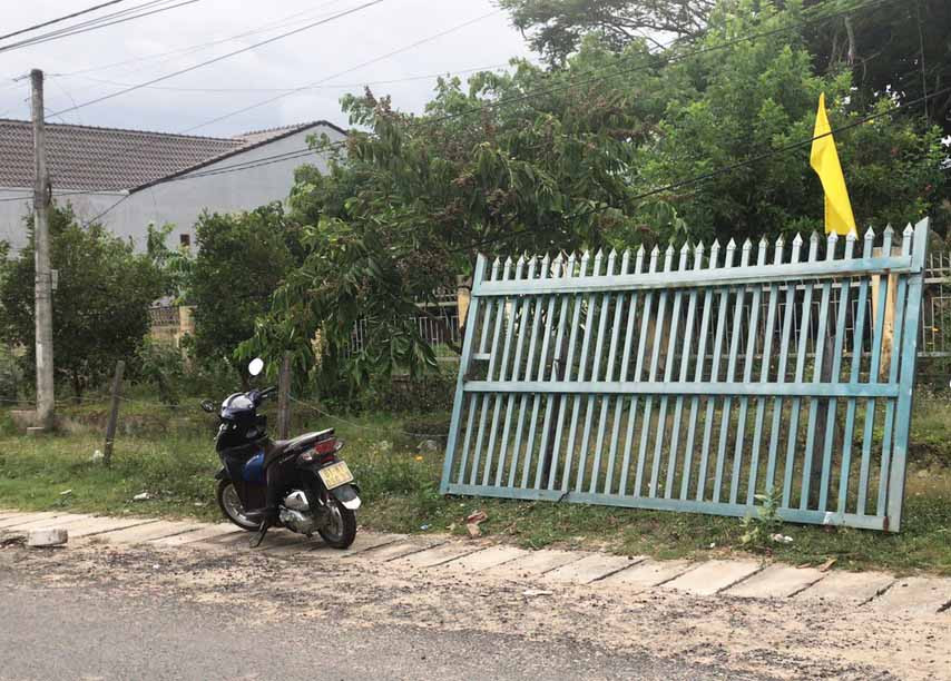 Chiếc cổng sắt đã đè lên khiến cháu K. tử vong Ảnh Quang Ngọc