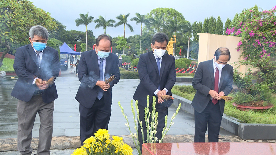 Các đồng chí lãnh đạo tỉnh dâng hương trước mộ các Anh hùng liệt sĩ tại Nghĩa trang liệt sĩ tỉnh. Ảnh: Phương Linh