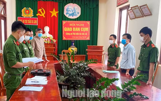 Cơ quan CSĐT Công an huyện Di Linh (Lâm Đồng) đọc lệnh bắt giam ông Nguyễn Mậu Dương.