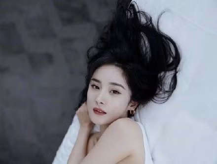 Dương Mịch tự tin khoe nhan sắc tuổi 35 dù trang điểm nhẹ nhàng vừa phải thì ở cô vẫn toát lên khí chất trong sáng, thuần khiết.