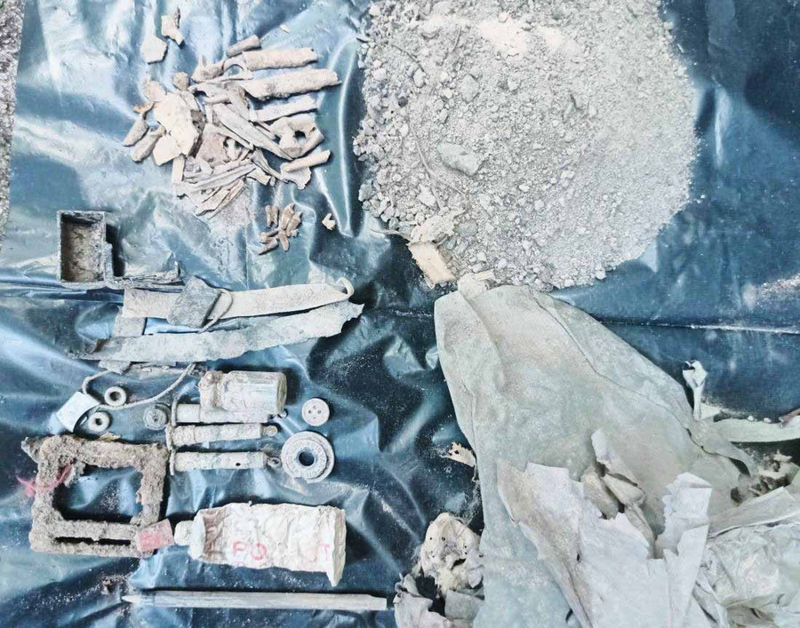 Các di vật của liệt sĩ được tìm thấy trong hang đá. Ảnh Võ Quân