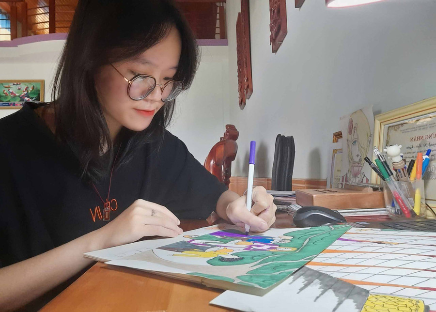 Em Huỳnh Lê Bảo Ngân, lớp 11A9 Trường THPT Lê Hoàn (huyện Đức Cơ) miệt mài bên những bức tranh em tự vẽ để dựng video tham gia cuộc thi “Đại sứ văn hóa đọc” cấp tỉnh năm 2021. Ảnh: Lam Nguyên