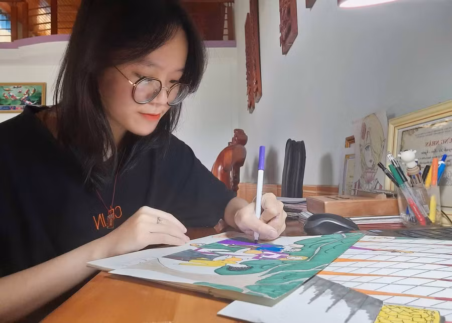 Em Huỳnh Lê Bảo Ngân, lớp 11A9 Trường THPT Lê Hoàn (huyện Đức Cơ) miệt mài bên những bức tranh em tự vẽ để dựng video tham gia cuộc thi “Đại sứ văn hóa đọc” cấp tỉnh năm 2021. Ảnh: Lam Nguyên