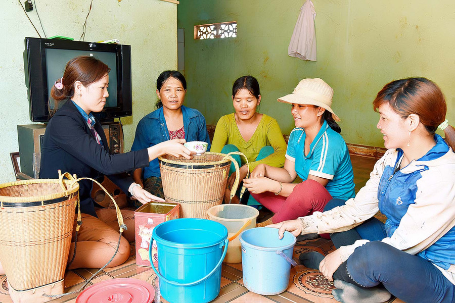 1.Phong trào “Phụ nữ Chư Sê với hũ gạo tiết kiệm của Bác” được chị em hưởng ứng và tham gia tích cực với 1.915 hũ gạo và 3.715 con heo đất. 