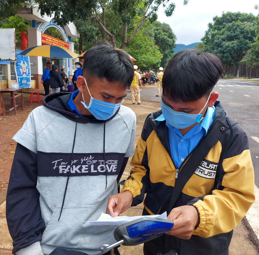 Kết thúc môn thi, thí sinh Pxuy (bìa phải, điểm thi Trường THPT Trần Hưng Đạo, huyện Mang Yang) và bạn thảo luận về đề thi môn Ngữ văn. Ảnh: Nguyễn Tú Kết thúc môn thi, thí sinh Pxuy (bìa phải) và bạn thảo luận về đề thi môn Ngữ Văn. Ảnh: Nguyễn Tú