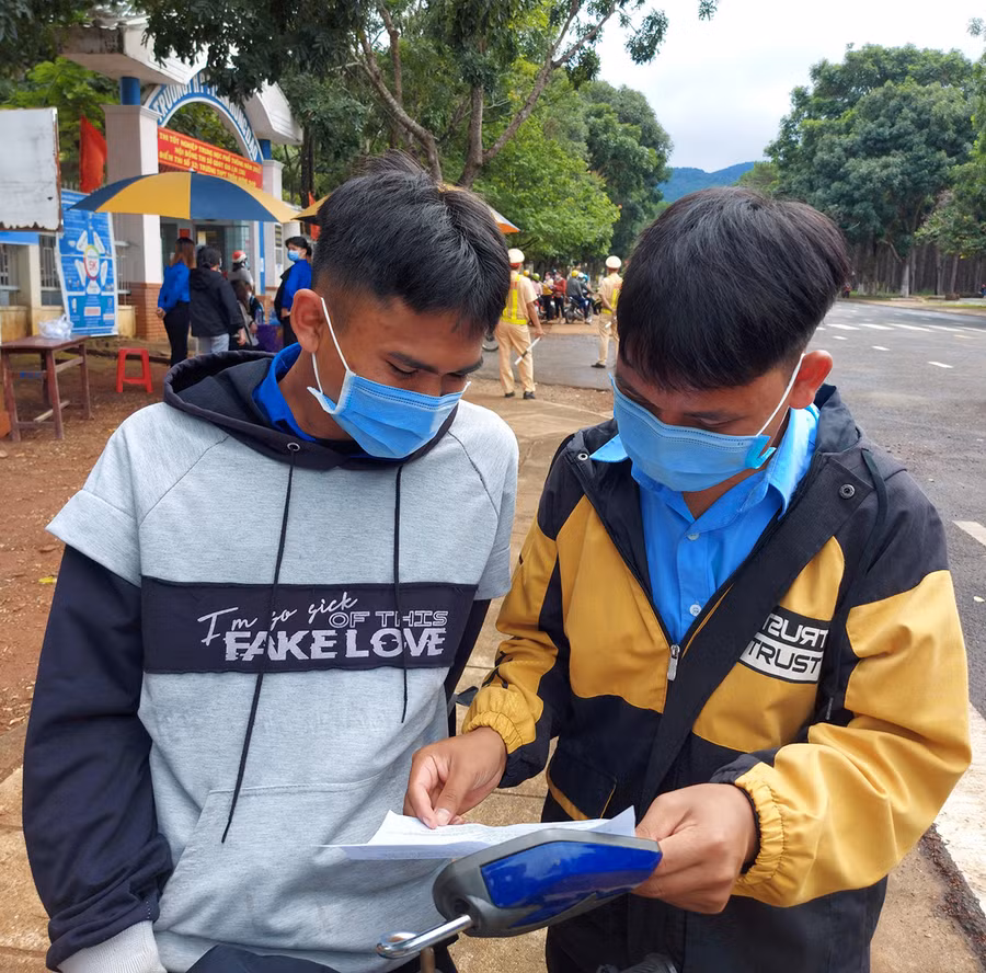 Kết thúc môn thi, thí sinh Pxuy (bìa phải) và bạn thảo luận về đề thi môn Ngữ Văn. Ảnh: Nguyễn Tú