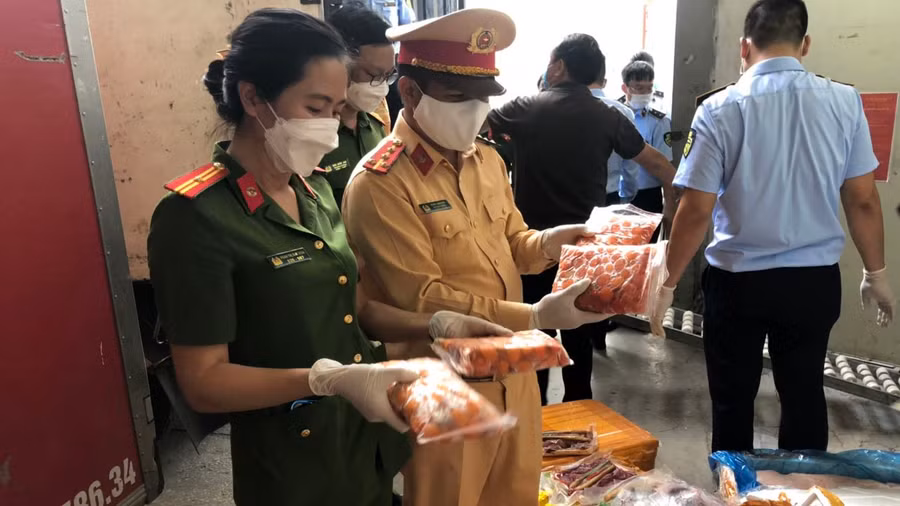  Lực lượng chức năng vừa phát hiện, thu giữ 10 tấn thực phẩm đông lạnh không rõ nguồn gốc - Ảnh Đan Hạ