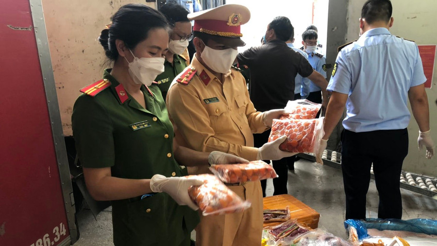 Lực lượng chức năng vừa phát hiện, thu giữ 10 tấn thực phẩm đông lạnh không rõ nguồn gốc - Ảnh Đan Hạ Lực lượng chức năng vừa phát hiện, thu giữ 10 tấn thực phẩm đông lạnh không rõ nguồn gốc - Ảnh Đan Hạ