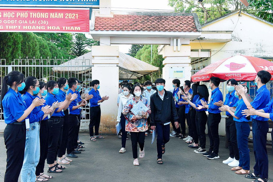 Lực lượng đoàn viên thanh niên động viên tinh thần các sĩ tử sau khi hoàn thành ngày thi đầu tiên. Ảnh: Đức Thụy