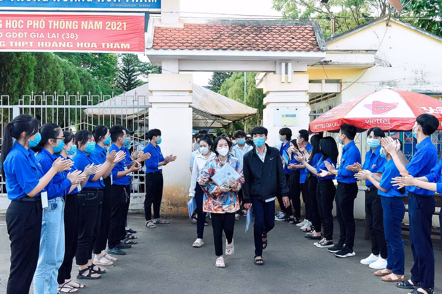 Lực lượng đoàn viên thanh niên động viên tinh thần các sĩ tử sau khi hoàn thành ngày thi đầu tiên. Ảnh: Đức Thụy