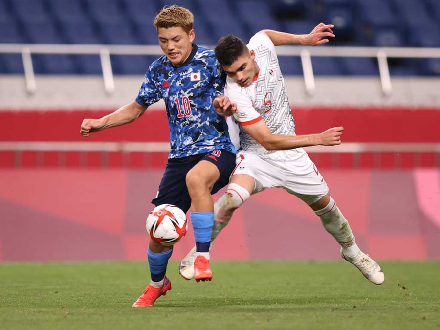 Ritsu Doan (ảnh, trái - Nhật Bản), Lachlan Wales (Úc), Sami Al Najei (Ả Rập Xê Út) sẽ là những đối thủ lớn của tuyển Việt Nam. Ảnh: REUTERS