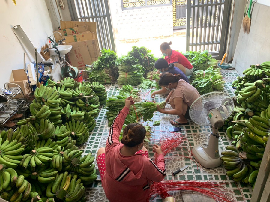 Phân chia rau, chuối tặng khu phong tỏa