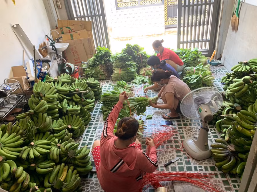 Phân chia rau, chuối tặng khu phong tỏa