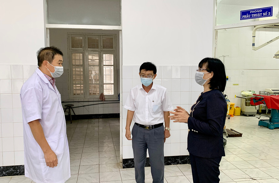 Phó Chủ tịch UBND tỉnh Nguyễn Thị Thanh Lịch khảo sát tại Bệnh viện 331 chiều 23-7. Ảnh: Như Nguyện 