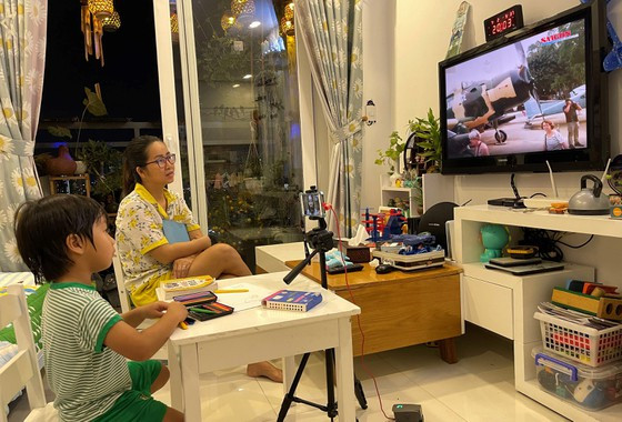 Chị Ngọc Quỳnh (quận 7) và con trai đang “tham quan” bảo tàng qua mạng. Ảnh: Hoàng Hùng