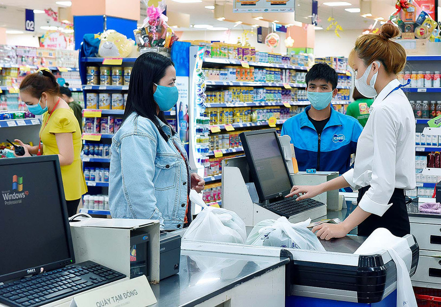 Lượng khách mua sắm tại Siêu thị Co.op Mart Pleiku giảm do ảnh hưởng bởi dịch Covid-19. Ảnh: Đức Thụy Lượng khách mua sắm tại Siêu thị Co.op Mart Pleiku giảm do ảnh hưởng bởi dịch Covid-19. Ảnh: Đức Thụy