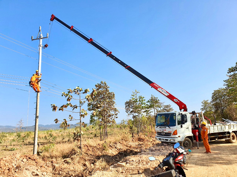  Công ty Điện lực Gia Lai đẩy nhanh tiến độ triển khai các dự án đầu tư xây dựng. Ảnh: Hà Duy
