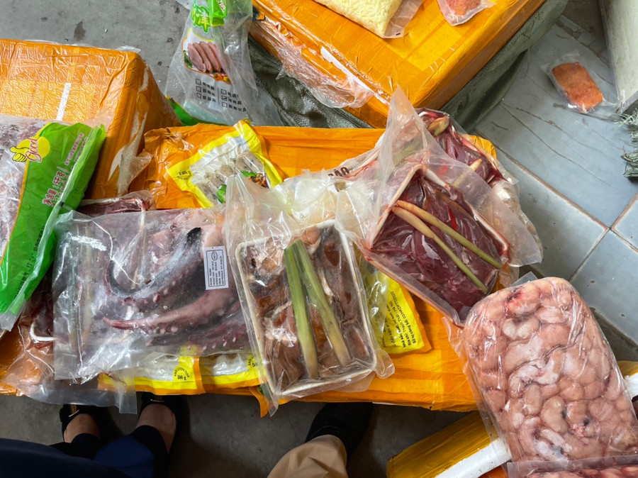 Nếu không bị phát hiện, số thực phẩm này sẽ lên bàn ăn trong vài ngày tới - Ảnh Đan Hạ Nếu không bị phát hiện, số thực phẩm này sẽ lên bàn ăn trong vài ngày tới - Ảnh Đan Hạ