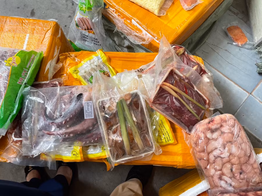 Nếu không bị phát hiện, số thực phẩm này sẽ lên bàn ăn trong vài ngày tới - Ảnh Đan Hạ