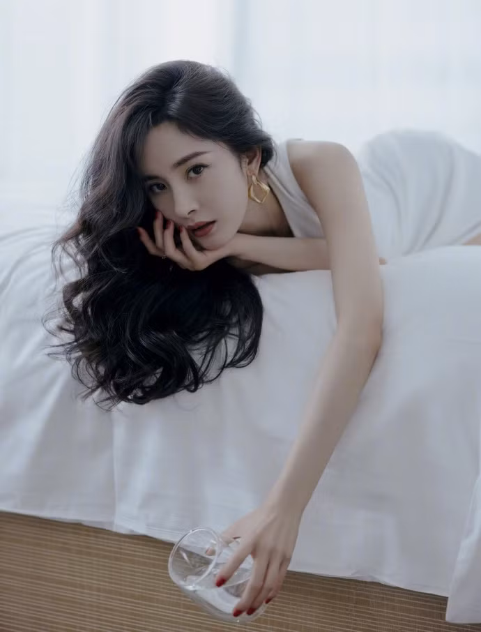 Đầm lệch vai vốn là vũ khí mang tên 