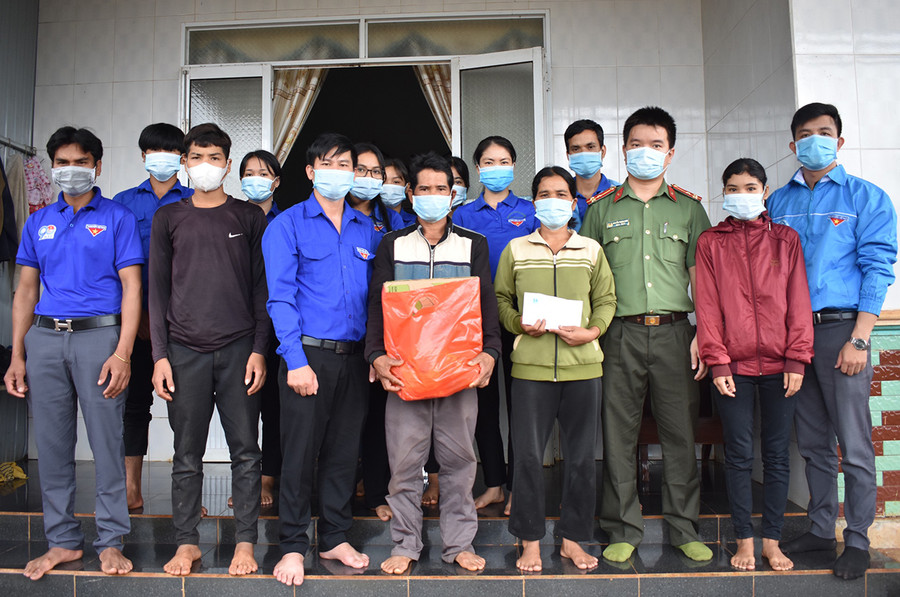 Đoàn viên thanh niên Huyện Đoàn Ia Grai đến thăm hỏi, tặng quà gia đình du kích Puih Glớ sáng 27-7 ( ảnh Phương Loan).jpg