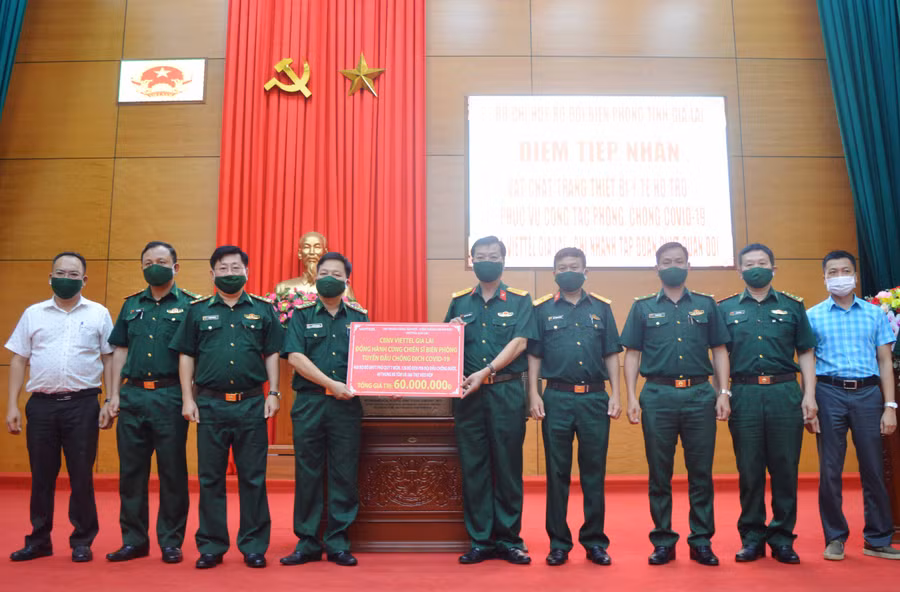 Viettel Gia Lai trao tặng vật chất, trang thiết bị y tế cho cán bộ, chiến sĩ Bộ đội Biên phòng tỉnh (2)