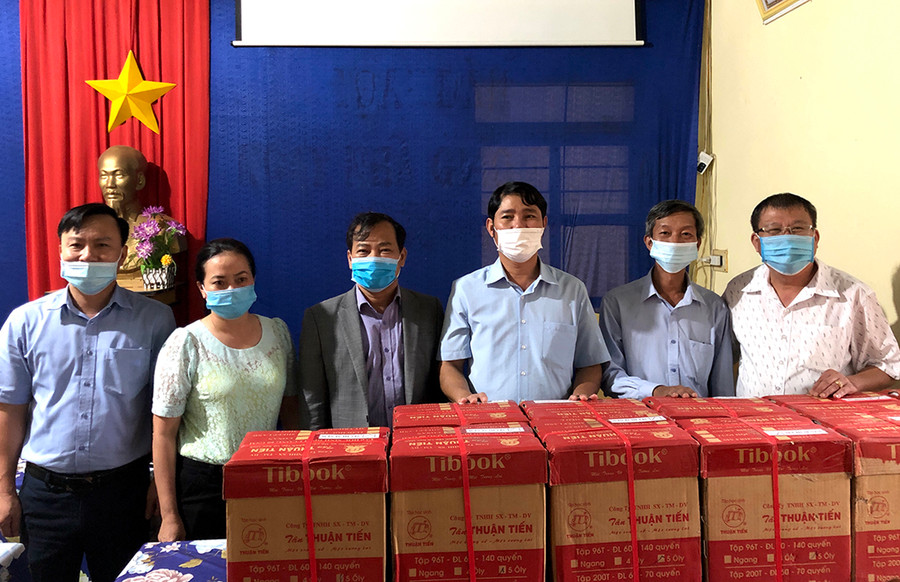  Đồng chí Thái Thanh Bình (ngoài cùng bìa phải) trao tặng vở cho Trường THCS Ia Kreng 1- Ảnh Lê Hòa