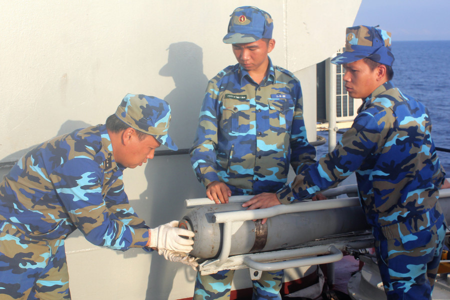 Bộ đội Lữ đoàn 171 chuẩn bị vũ khí chống ngầm cho khoa mục bắn đạn thật trên biển, năm 2020. ẢNH: MAI THANH HẢI