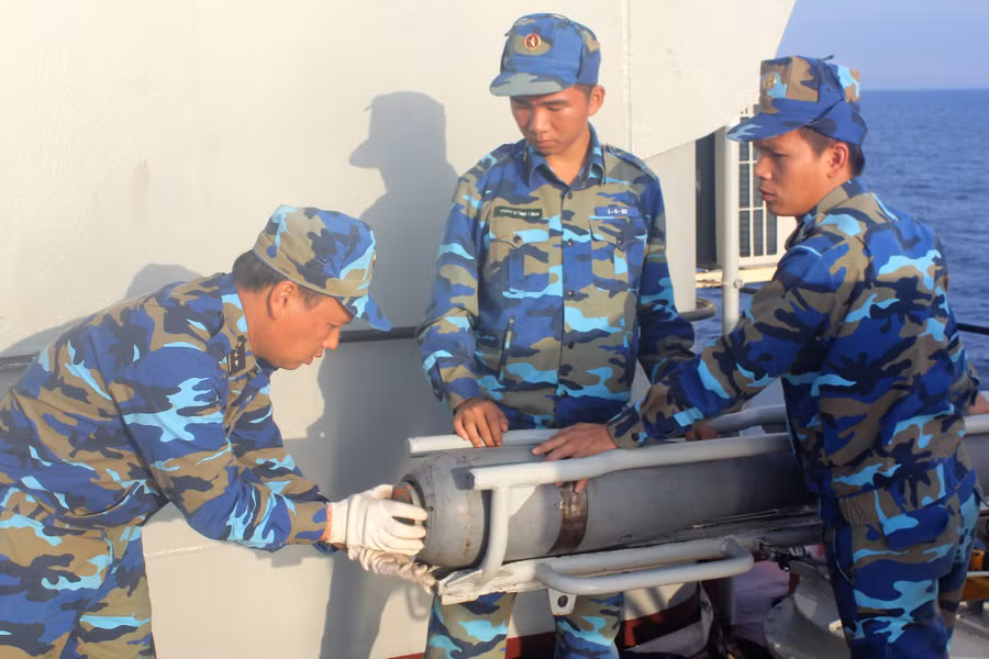 Bộ đội Lữ đoàn 171 chuẩn bị vũ khí chống ngầm cho khoa mục bắn đạn thật trên biển, năm 2020. ẢNH: MAI THANH HẢI