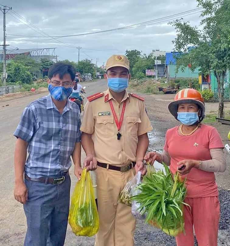 Người dân ủng hộ chốt kiểm soát dịch một số loại rau, củ, quả để cải thiện bữa ăn.Ảnh.Vũ Chi