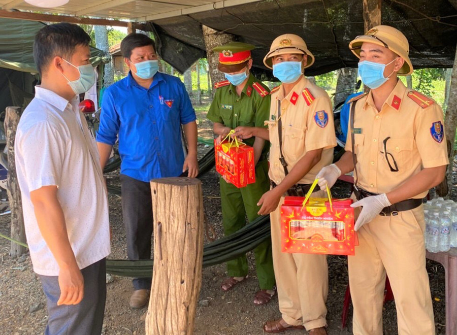 Anh Nay Winh (áo xanh) đại diện Huyện Đoàn Chư Sê thăm, tặng quà cho chốt kiểm dịch. Ảnh: Trần Dung Anh Nay Winh (áo xanh) đại diện huyện đoàn Chư Sê thăm, tặng quà cho chốt kiểm dịch. Ảnh: Trần Dung