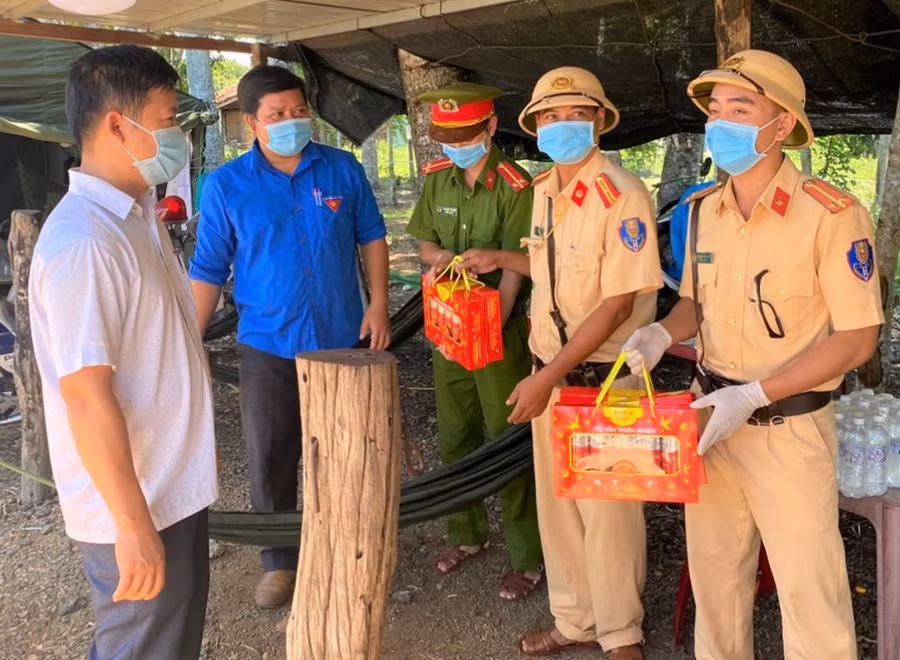 Anh Nay Winh (áo xanh) đại diện huyện đoàn Chư Sê thăm, tặng quà cho chốt kiểm dịch. Ảnh: Trần Dung 