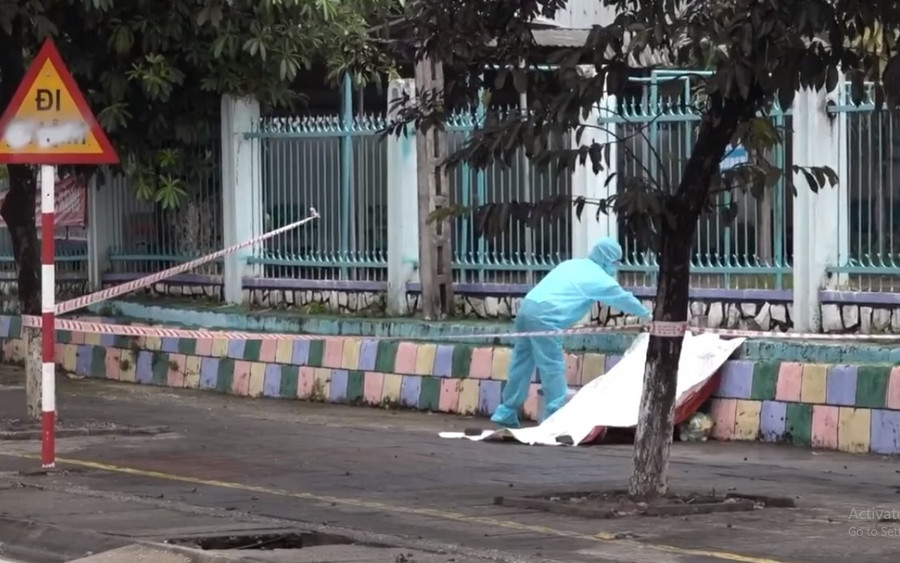 Cơ quan chức năng căng dây bảo vệ khu vực phát hiện thi thể nạn nhân. ẢNH: CTV