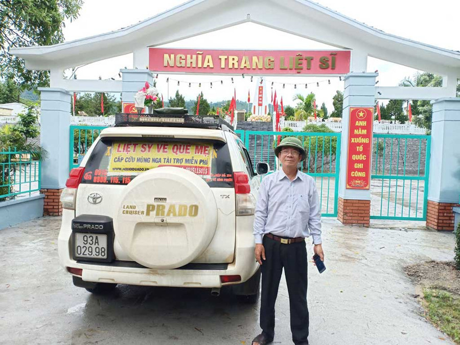 Ông Sỹ Hồ chuẩn bị đưa hài cốt liệt sĩ về với gia đình nhờ ông tìm kiếm mộ. Ảnh: SỸ HỒ