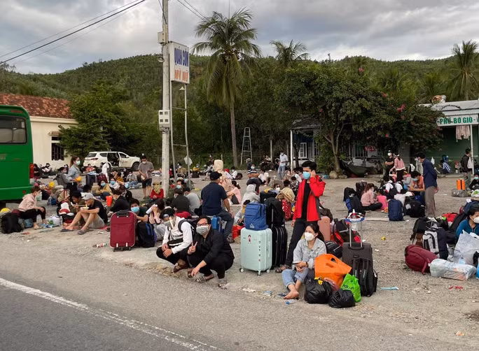  Nhiều người dân đi xe máy từ các tỉnh phía Nam về Quảng Ngãi. Ảnh: TS