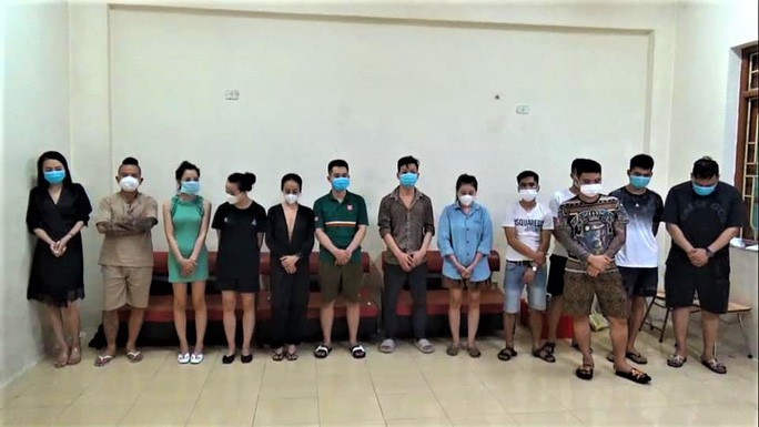 Nhóm nam, nữ thanh niên bị bắt khi đang bay lắc ma túy, trong đó có Dương Minh Tuyền. Nhóm nam, nữ thanh niên bị bắt khi đang bay lắc ma túy, trong đó có Dương Minh Tuyền