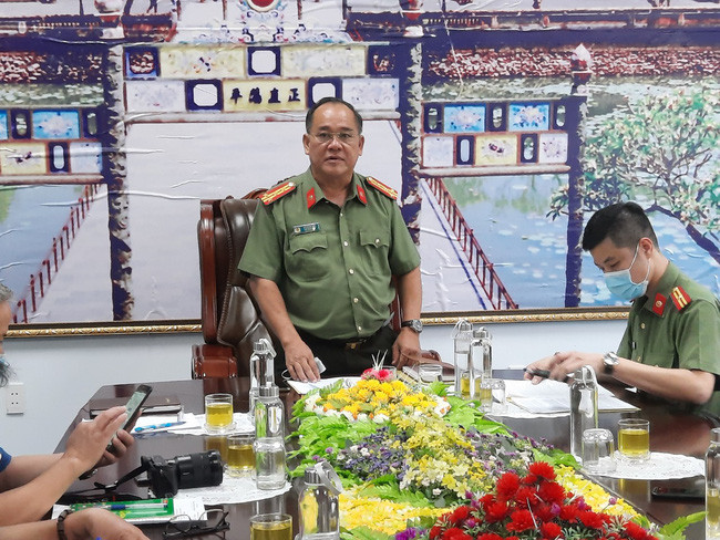 Đại tá Lê Văn Vũ- Phó Giám đốc Công an tỉnh Thừa Thiên Huế chủ trì tổ chức thông báo kết quả điều tra ban đầu vụ án tham ô tài sản tại Cảng hàng không quốc tế Phú Bài. Ảnh: Trần Hòe.