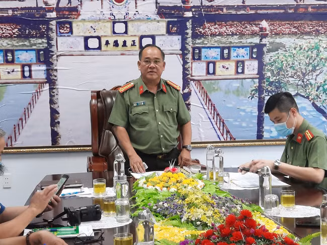 Đại tá Lê Văn Vũ- Phó Giám đốc Công an tỉnh Thừa Thiên Huế chủ trì tổ chức thông báo kết quả điều tra ban đầu vụ án tham ô tài sản tại Cảng hàng không quốc tế Phú Bài. Ảnh: Trần Hòe.