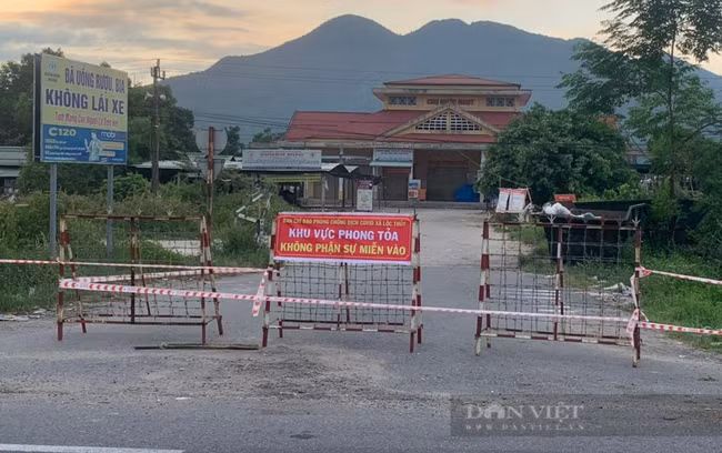  Khu vực chợ ở xã Lộc Thủy bị phong tỏa sau ca nhiễm Covid-19 mới trong cộng đồng ở Thừa Thiên Huế. (Ảnh: Trần Minh)