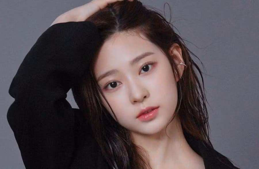 Yếu tố giúp Kim Min Joo (IZ*One) được “điểm mặt gọi tên” chính là nhờ vẻ đẹp dịu dàng và thanh thoát, được ví với tiên nữ. Ngoài ra, người hâm mộ cho rằng cô gái 20 tuổi sở hữu khuôn mặt pha trộn giữa hai mỹ nhân đình đám Kpop là Irene (Red Velvet) và Tzuyu (Twice). ẢNH: CHỤP MÀN HÌNH SOOMPI