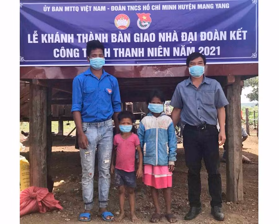 Bàn giao nhà đại đoàn kết cho gia đình anh Yir (trú tại làng Klah, xã Kon Chiêng). Ảnh: Hà Phương