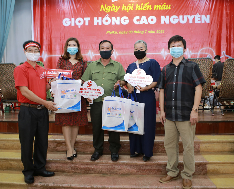 Vợ chồng ông bà Ngô Minh Hải-Nguyễn Lệ Tú (thứ 3 và 4 từ trái sang) tham gia ngày hội hiến máu Giọt hồng cao nguyên. Ảnh: Phan Lài Vợ chồng ông bà Ngô Minh Hải-Nguyễn Lệ Tú (thứ 3 và 4 từ trái sang) tham gia ngày hội hiến máu Giọt hồng cao nguyên. Ảnh: Phan Lài