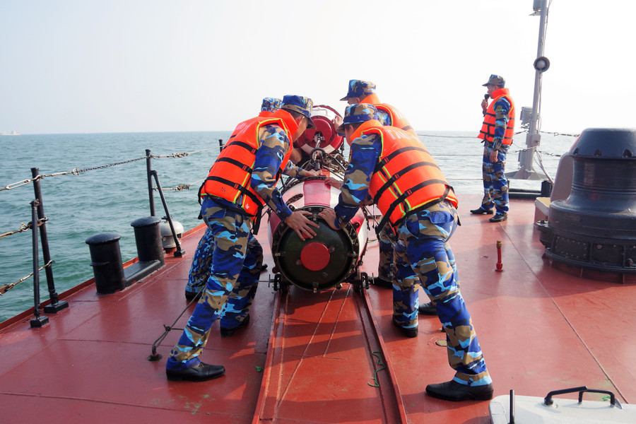 Bộ đội Lữ đoàn 171 huấn luyện thả vũ khí chống ngầm trên biển. ẢNH: MAI THANH HẢI