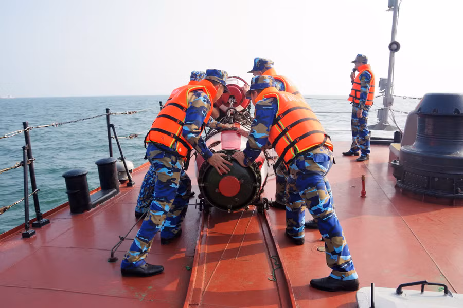 Bộ đội Lữ đoàn 171 huấn luyện thả vũ khí chống ngầm trên biển. ẢNH: MAI THANH HẢI