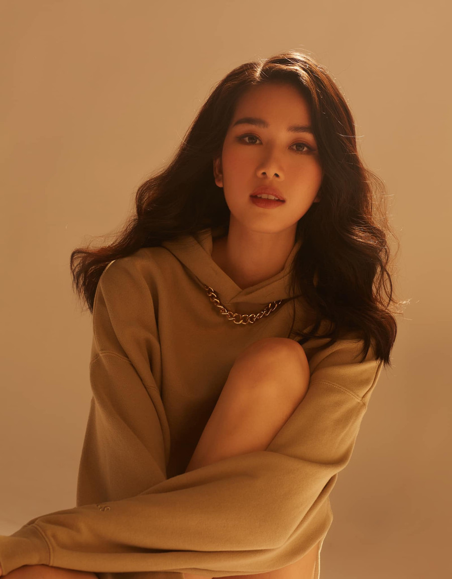 Dù chịu ảnh hưởng của dịch Covid-19 song Phương Anh vẫn đang tích cực tập luyện, trò chuyện cùng các đại diện trước đó để trau dồi thêm kinh nghiệm dự thi. Cô cũng tham gia nhiều hoạt động cộng đồng trong giai đoạn này. Phương Anh xem thành tích của Thúy Vân, Tường San… là động lực để bản thân có thể tỏa sáng tại Miss International 2021. Ảnh: FBNV