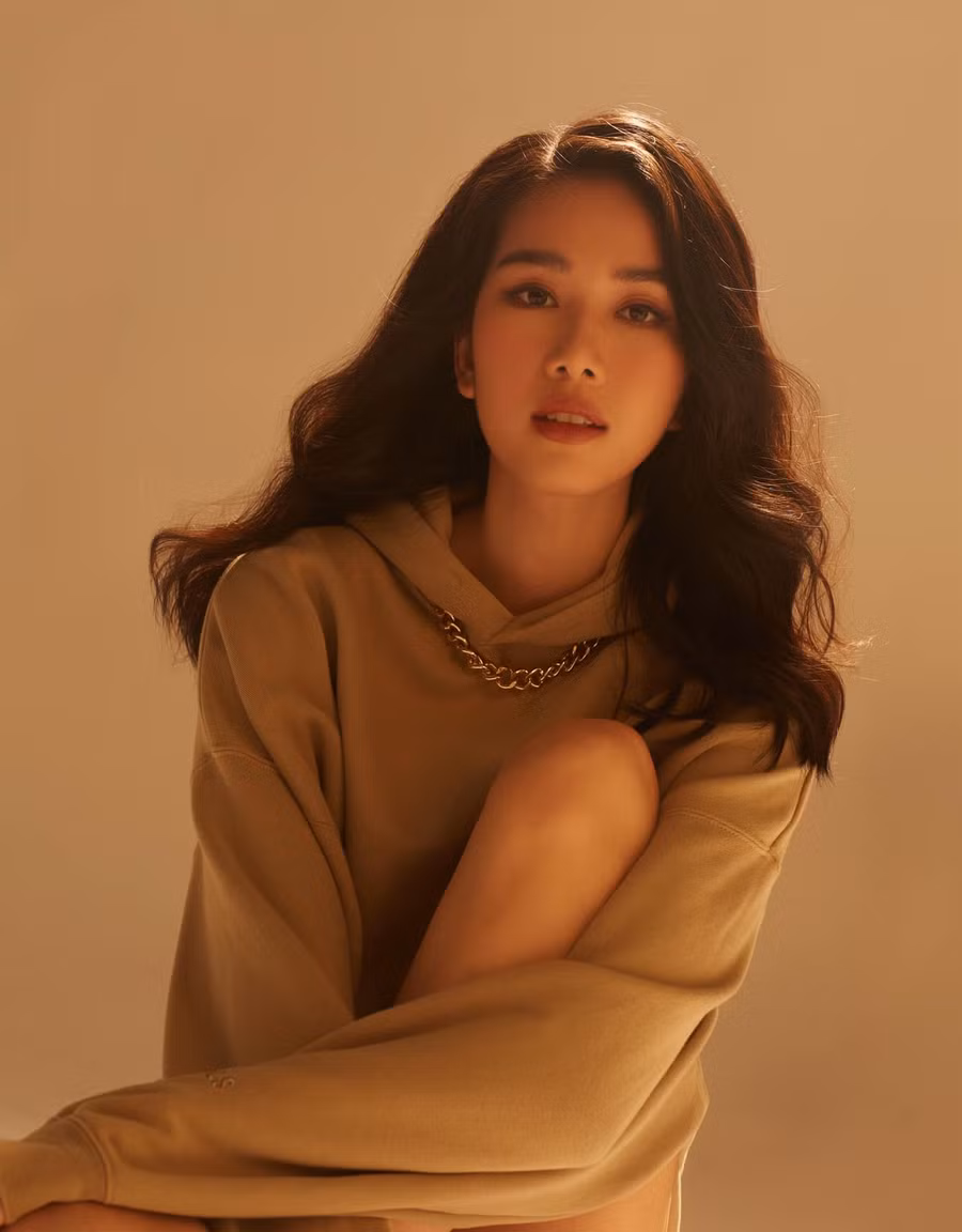 Dù chịu ảnh hưởng của dịch Covid-19 song Phương Anh vẫn đang tích cực tập luyện, trò chuyện cùng các đại diện trước đó để trau dồi thêm kinh nghiệm dự thi. Cô cũng tham gia nhiều hoạt động cộng đồng trong giai đoạn này. Phương Anh xem thành tích của Thúy Vân, Tường San… là động lực để bản thân có thể tỏa sáng tại Miss International 2021. Ảnh: FBNV